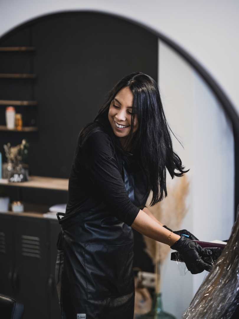 Mélissa dans sa tenue de coiffure noire