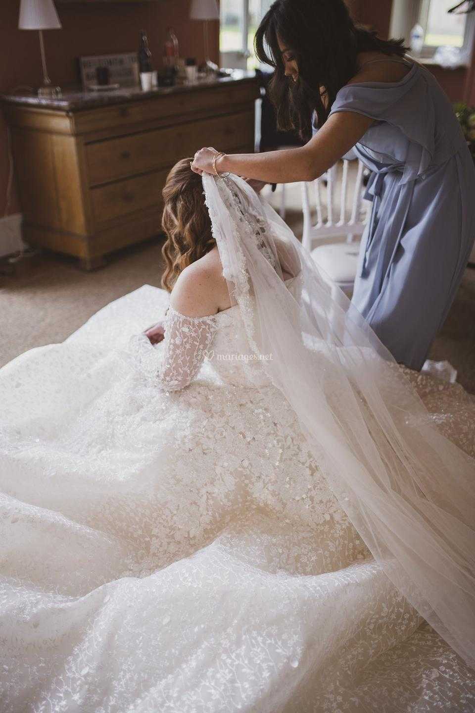 Mélissa coiffant une future mariée dans sa robe