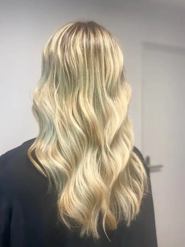 Une belle coiffure blonde après coiffure par MK Hairstylist