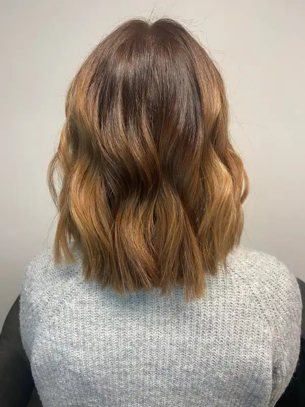 Coupe carée et légèrement bouclée après coiffure par MK Hairstylist