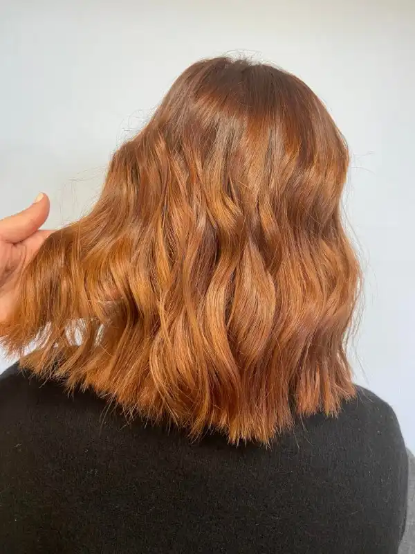 Beaux cheveux blond vénitien et bouclés après coiffure par MK Hairstylist