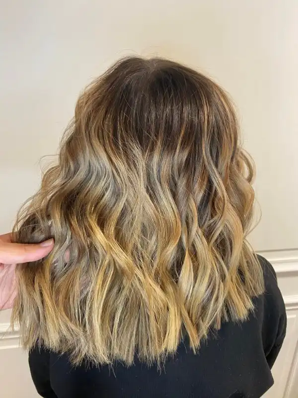 Beaux cheveux bruns dégradés et bouclés après coiffure par MK Hairstylist